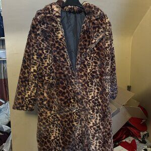 WOMENS FAUX FUR LONG LEOPARD CPAT IN SIZE MEDIUM